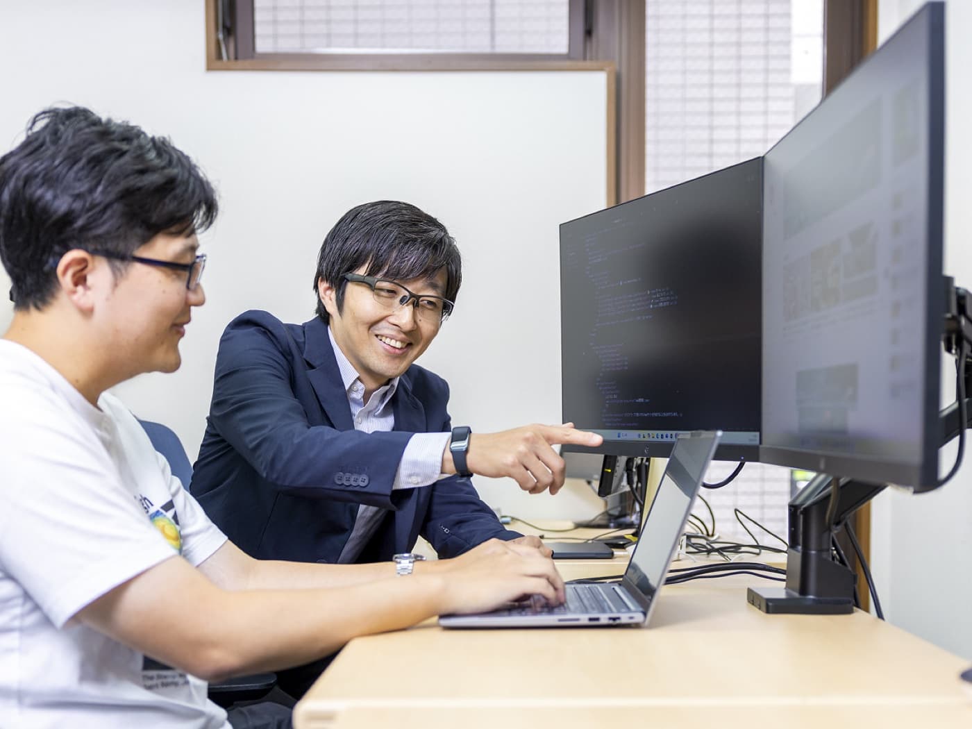 開発メンバーが一緒に作業している様子